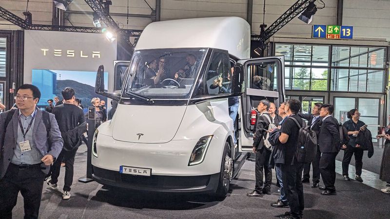 Stets umringt: der Tesla-Semi. (Bild: Simon / VCG)