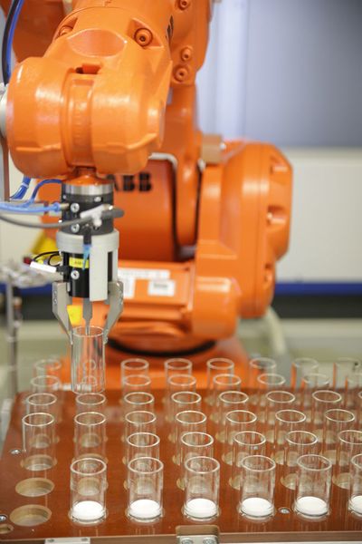 Die robotergestützten Prozesse ermöglichen das unterbrechungsfreie Handling, Verschmelzen und individuelle Beschriften der Borosilicatfilter. (ABB)