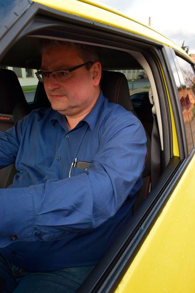 Im Swift ist Fahrers Schulter auf angenehmer Distanz zur B-Säule. Das sorgt für ein großzügiges Raumgefühl. (Holz / »kfz-betrieb«)