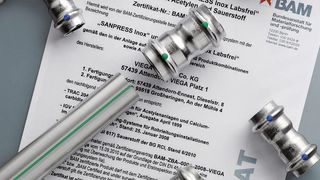 Als erstes Rohrleitungssystem in Pressverbindungstechnik ist das Sanpress Inox-Programm mit dem wirtschaftlichen Sanpress-Rohr 1.4521 jetzt von der BAM für den uneingeschränkten Einsatz bei den technischen Gasen Acetylen und Sauerstoff zertifiziert worden.  (Bild: Viega)