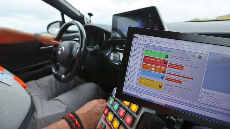Ein Tablet-PC und eine fette Schalterkonsole im James-Bond-Style sowie jede Menge Computertechnik im Kofferraum: Mit Fahrzeugen wie diesem Toyota CHR testet Continental im Memmingen Fahrerassistenzsysteme im Echtversuch.(Bild:  Continental)