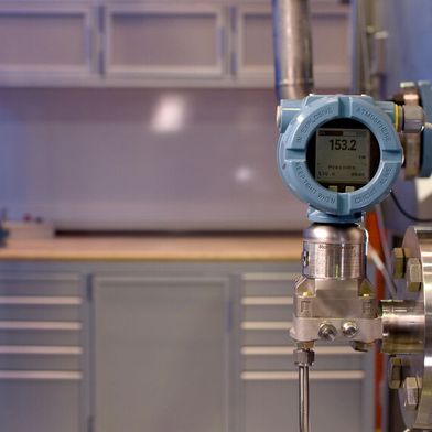 Der Druckmessumformer Rosemount 4051S von Emerson ermöglicht in einigen Anwendungen eine Echtzeitsteuerung, wodurch separate Geräte wie Druckschalter und Programmierbare Steuerungen (SPS) überflüssig werden. (Bild: Emerson)