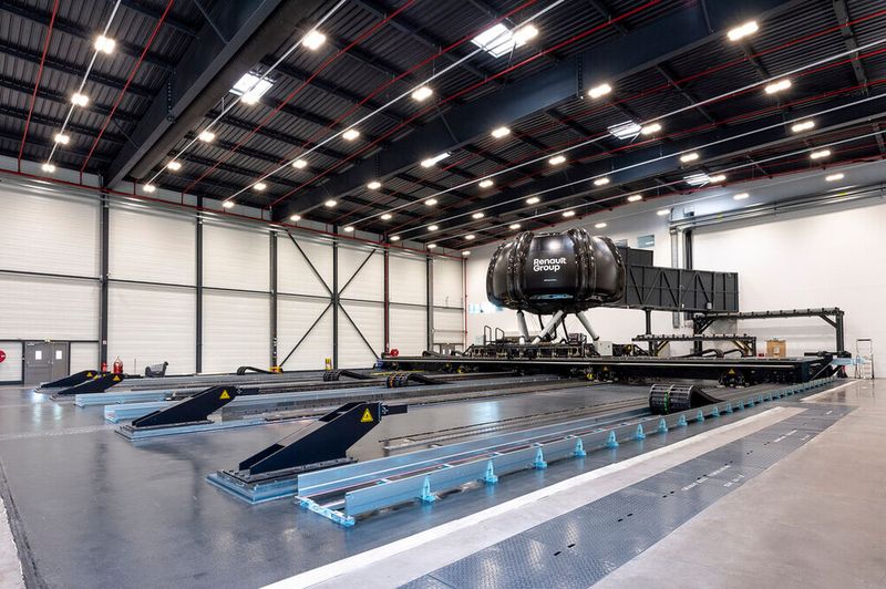 Der Simualtor befindet sich in einer eigens dafür eingerichteten Halle mit einer Fläche von fast 1.400 Quadratmetern. (Bild: Autoren-Union Mobilität/Renault)