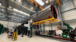 Bild 8: Austakten der fertig gefügten Rumpfsektion auf der eigens entwickelten Unterschalenaufnahme, welche auch für Transportzwecke des Ganzen ausgelegt ist. (Bild: Fraunhofer IFAM)