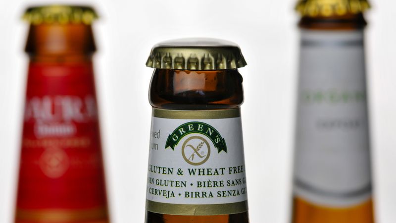Glutenfreies Gerstenbier kann trotzdem noch Spuren von Gluten enthalten. Eine verlässliche Analytik und Qualitätskontrolle ist daher gerade für Personen mit Zöliakie wichtig (Symbolbild).(Bild:  © Stephen – stock.adobe.com)