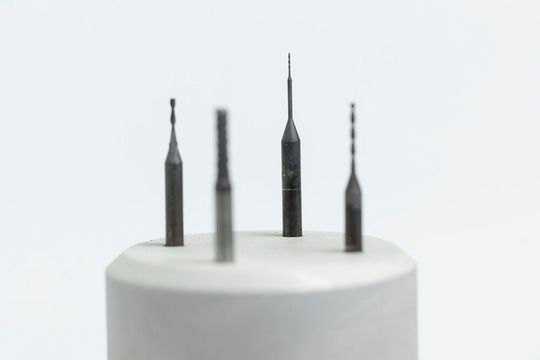 Hier blickt man auf eine Auswahl sogenannter smarter und resilienter Zerspanungswerkzeuge, deren Herstellung die Experten vom Fraunhofer IST beherrschen. Was man darunter versteht, erklären die Braunschweiger hier. Zu sehen sind sie auf der Hannover Messe.(Bild:  Fraunhofer IST)