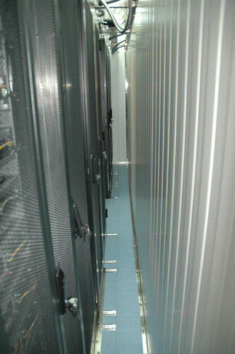 Abbildung 2: Rack-Reihe von hinten (Bild: Emerson Network Power)