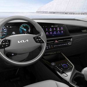 Deutlich modernisiert wurde auch der Innenraum, der sich aufgeräumt und mit schicken Hochglanzoberflächen präsentiert.(Bild:  Kia)