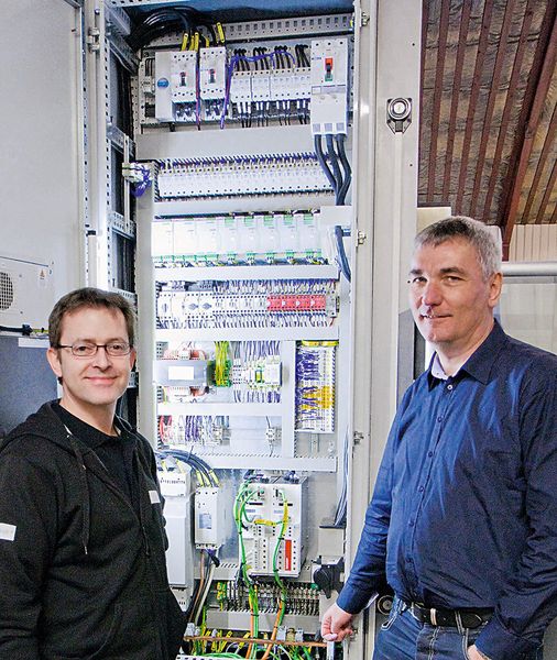 Ingenieur Bjarne Steenbjerg (links), Kiermar Technology, und Applikationsingenieur Hans Christian Pallesen, Beckhoff Automation Dänemark, vor dem Schaltschrank der Tiefziehpresse. (Bild: Kiermar)