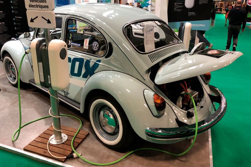 Nochmals Elektro: Brouzils aus Frankreich hat diesen Käfer 1302 in ein E-Auto verwandelt. Raus mit dem Boxermotor, rein mit E-Aggregat und Batterie mit einer Kapazität von 22 kWh. (Bild: SP-X/Peter Maahn)