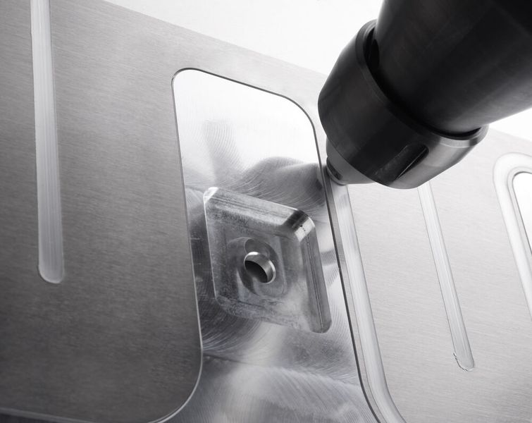 Der Schweißstift verrührt die beiden Werkstücke miteinander. Das Rührreibschweißen ermöglicht das Fügen von Leichtmetallen wie Aluminium; daraus entstehen sichere und hitzebeständige Langzeitverbindungen. (Bild: Grenzebach)