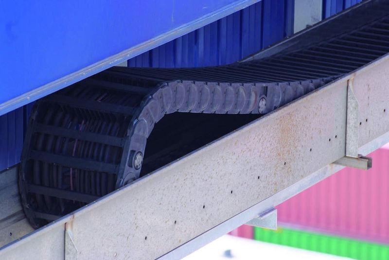4 Neu: Rollen-Energiekette „P4“ von igus für Krananwendungen.  Leise und vibrationsarm auch bei schnellem Lauf, hohem Füllgewicht und langen Verfahrwegen. (Archiv: Vogel Business Media)