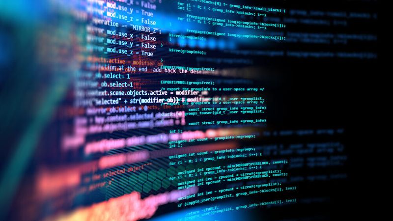 Software-Funktionen werden zum entscheidenden Unterschiedsmerkmal der Automodelle. Für die Erstellung und Verwaltung von Software gelten bestimmte Richtlinien wie die NIS 2.(Bild:  monsitj - stock.adobe.com)