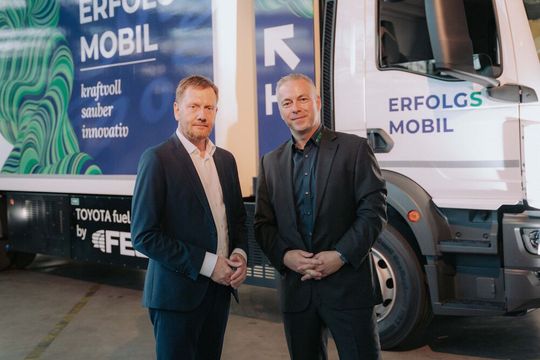 Sachsens Ministerpräsident Michael Kretschmer (l.) und FES-Geschäftsführer Christian Schwamberger vor dem neuen FES-Brennstoffzellen-Lkw.(Bild:  FES)