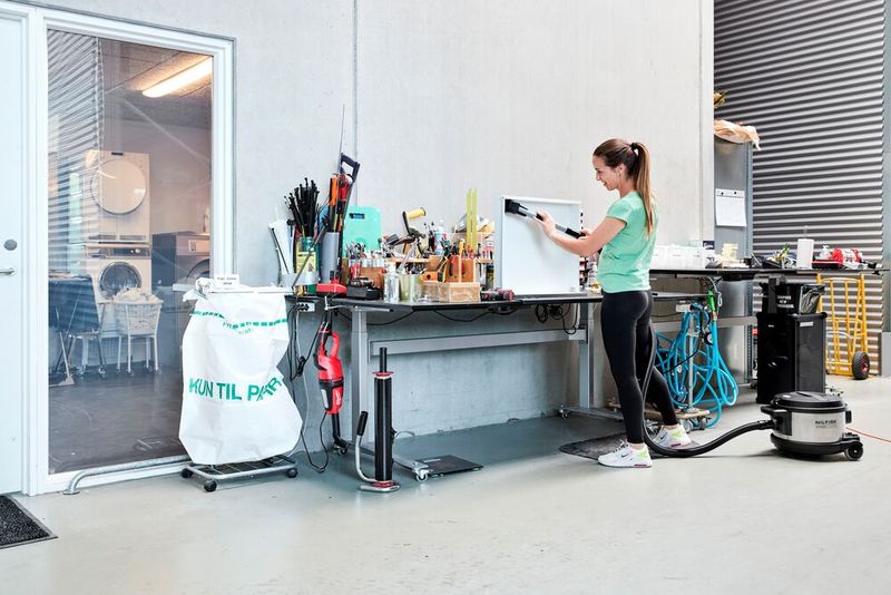 Der neue VP930 hat ein auswechselbares 15-Meter-Kabel und kann auch für feinere Saugarbeiten genutzt werden, wie man hier sieht. Wer es braucht, dem kann auch eine Version mit Hartbodendüse geliefert werden. (Bild: Nilfisk)