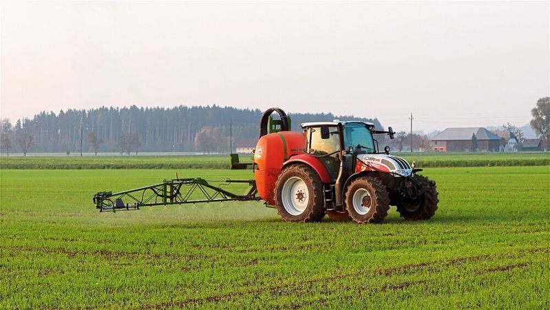 Landwirt bringt Herbizid aus (Symbolbild)