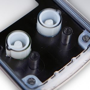 Eine Folienhinterspritzung ermöglicht Kunststoffteile mit frei gestaltbaren, auch dreidimensionalen Oberflächen mit erhöhter Kratzfestigkeit