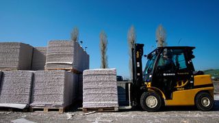 Bei der Verarbeitung von Recyclingpapier ergeben sich für Flurförderzeuge sehr spezifische Herausforderungen, denen Yale mit spezifischer Ausstattung der Arbeitsmaschinen begegnet. (Yale)