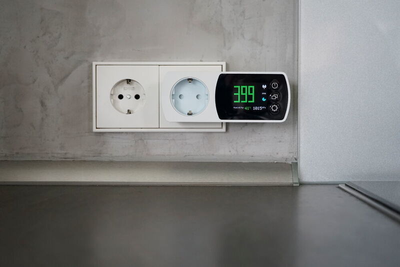 Mit dem Messgerät Aurair-Meter des niederländischen Start-ups Aurair kann die Luftqualität in Räumen überwacht werden. Das Gerät eignet sich sowohl für Büroräume, Meetingräume als auch für die private Nutzung. Das Aurair-Meter misst den CO2-Gehalt der Luft sowie die Luftfeuchtigkeit, was bisher laut dem Start-up nur mit teuren und komplexen Geräten möglich war. Das Gerät ist einfach per Plug&Play zu installieren und kann mit dem Smartphone verbunden werden, um die Luftqualität ortsunabhängig zu überprüfen.  (Aurair)