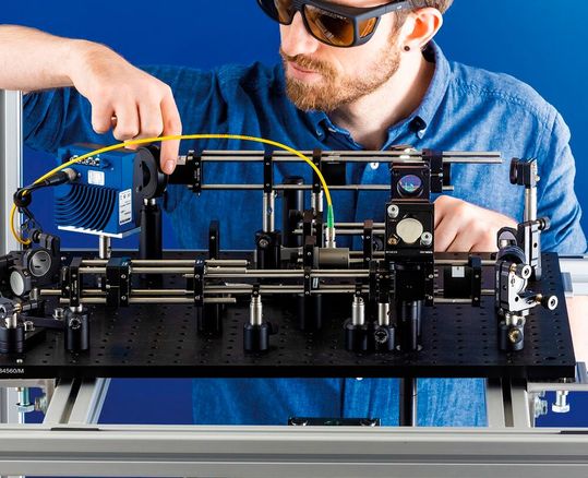 Die Qualitätsanforderungen an Folienverpackungen steigen. Gleichzeitig setzen viele Unternehmen auf recycelbare Folienmaterialien, die aber ihre Tücken haben. Fraunhofer-Forscher haben deshalb ein flottes System entwickelt, das Probleme in Echtzeit erkennt.(Bild:  Fraunhofer IKTS)