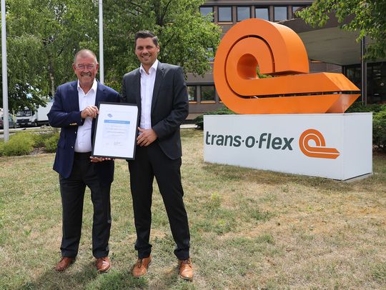 Das halbe Dutzend voll! Trans-O-Flex gewinnt zum sechsten Mal in Folge den Eurodis-Preis für die beste Qualität als Transportdienstleister. Jens Reibold (rechts), Geschäftsführer Eurodis, gratuliert Wolfgang P. Albeck, dem CEO von Trans-O-Flex, zu diesem Erfolg.(Bild:  Trans-O-Flex)