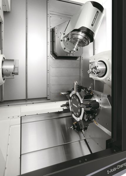 Die B-Achse und der untere BMT-Revolver als zweiter Werkzeugträger mit seinen direkt-angetriebenen Werkzeugen erschließen gemeinsam eine Vielzahl produktivitätssteigernder Möglichkeiten wie die 4-Achs-Bearbeitung oder das parallele Zerspanen an Haupt- und Gegenspindel. (DMG Mori)