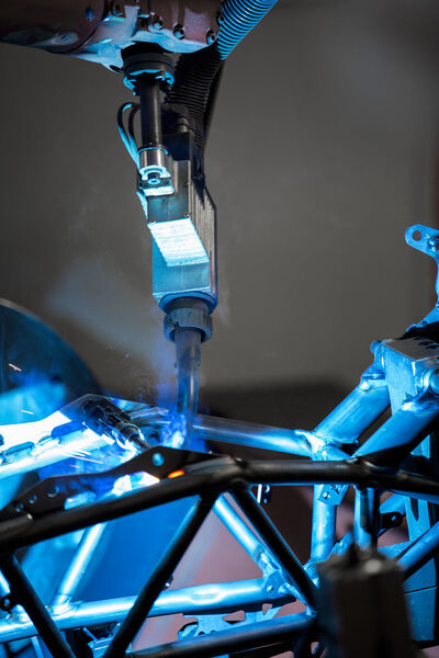 98 Prozent der Nähte eines WP-Motorradrahmens werden von Robotern geschweisst. (Bild: Fronius)