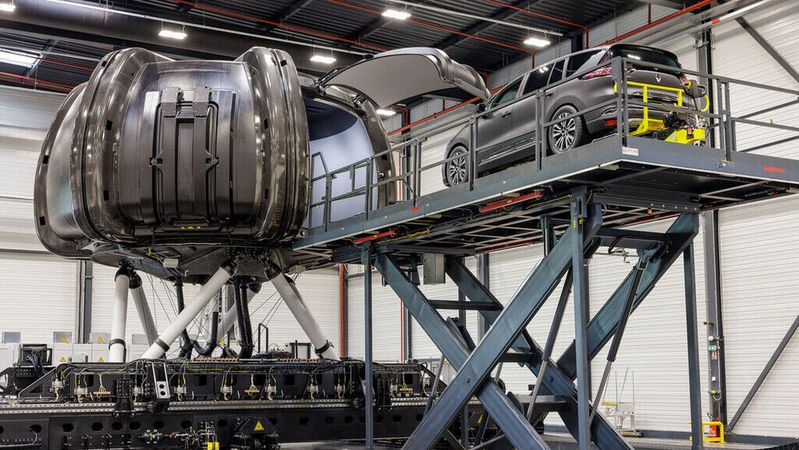 Der neue Simulator von Renault befindet sich in einer Höhe von zwölf Metern.(Bild:  Autoren-Union Mobilität/Renault)