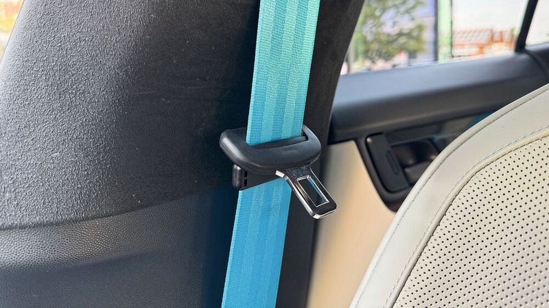 Weiße Ledersitze, blaue Gurte: Die Fahrzeuge von Porsche sind standardmäßig noch individualisierbar. (Bild: Achter – VCG)