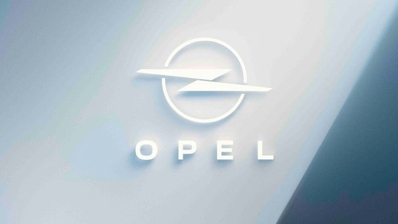 Ab nächstem Jahr werden neue Opel-Modelle ein modifziertes Markenlogo tragen.(Bild:  Opel)