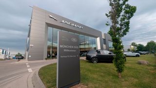 Das JLR-Erlebnisautohaus in der Drygalski-Allee wird voraussichtlich 2026 als eines der ersten Betriebe weltweit gemäß dem neuen House-of-Brands-Konzepts umgebaut. (Bild: Mauritz – VCG)