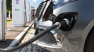 Die Zahl der verfügbaren Transporter und Vans mit Elektroantrieb wächst. Doch bei längeren Fahrten hat diese Fahrzeugklasse ein Ladeproblem. (Bild: Daimler)