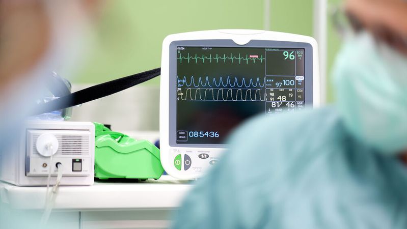 Ob in mobilen Diagnosesystemen, tragbaren Patientenmonitoren oder invasiven Therapiegeräten – Steckverbinder bilden die unverzichtbare Schnittstelle zwischen Mensch, Maschine und Daten. (Bild: ©  VILevi - stock.adobe.com)