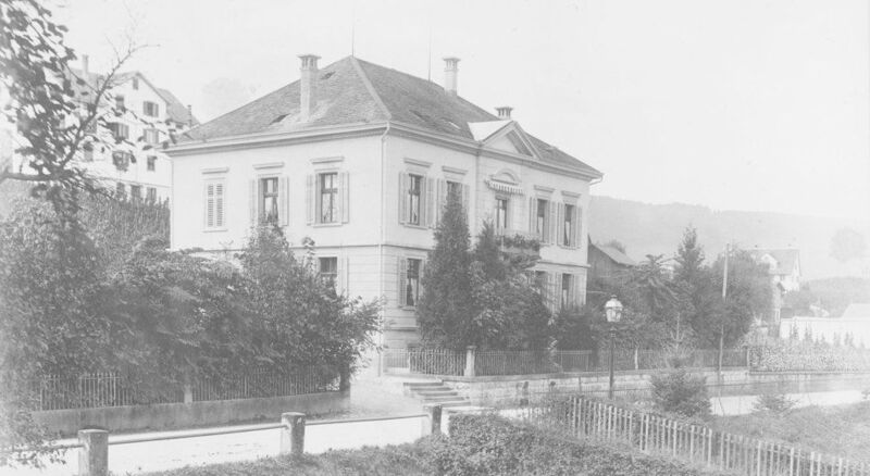 1896: Bezug eines neuen eigenen Betriebsgebäudes auf dem heutigen Areal der Stäubli AG in Horgen. Das Unternehmen zählt bereits 32 Mitarbeitende.  (Stäubli)