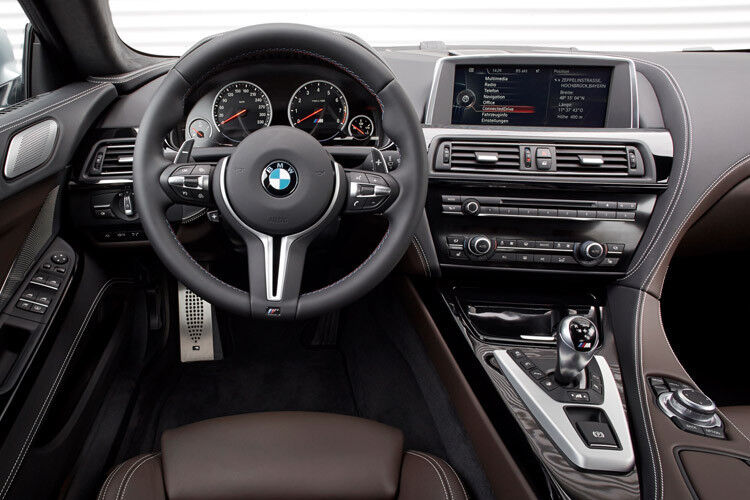 Im Innenraum kombiniert BMW Sportlichkeit mit Luxus. (Foto: BMW)
