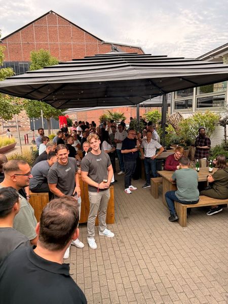 Bei dem Schlusswort „Das Buffet ist eröffnet“ freuen sich alle Gäste. (Bild: Vogel IT-Medien)
