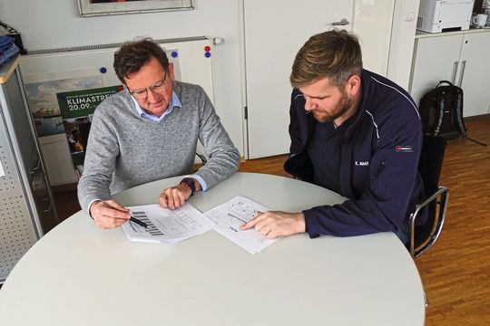 Stefan Vorbeck (li.), Geschäftsführer von Auto Vorbeck, und sein Werkstattmeister Kim Ahlf besprechen die WESP-Auswertungen regelmäßig miteinander, um daraus konkrete Maßnahmen für den Service abzuleiten.(Bild:  Schreiner/»kfz-betrieb«)