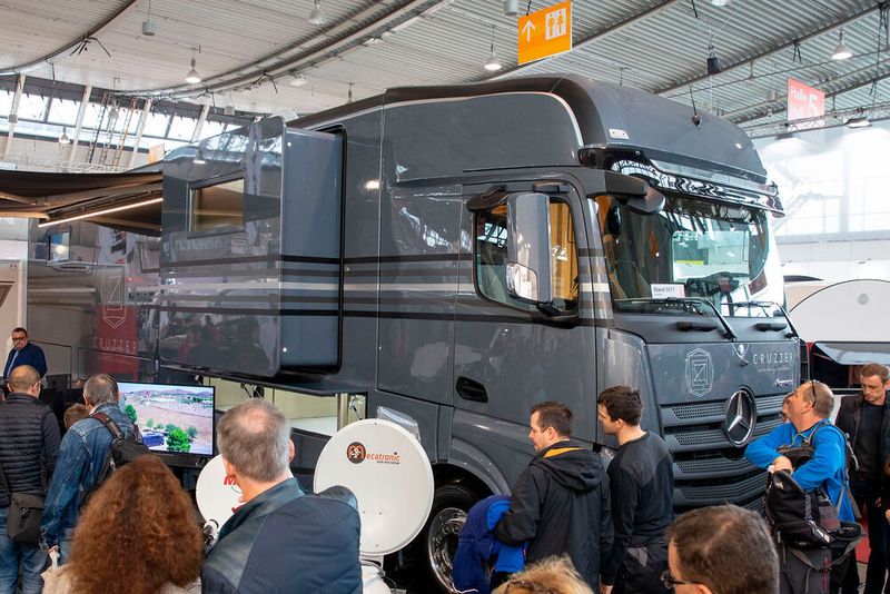 Der Einstiegspreis für individuelle Wohnmobile auf Lkw-Chassis von Cruzzer aus Belgien liegt bei circa 350.000 Euro. (Messe Stuttgart)