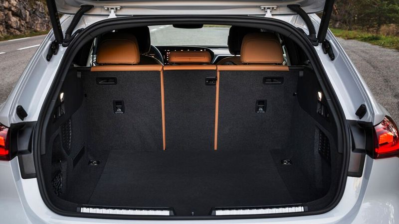 Im Kofferraum des Avant lassen sich bis zu 476 Liter Gepäck verfrachten. (Bild: Audi)