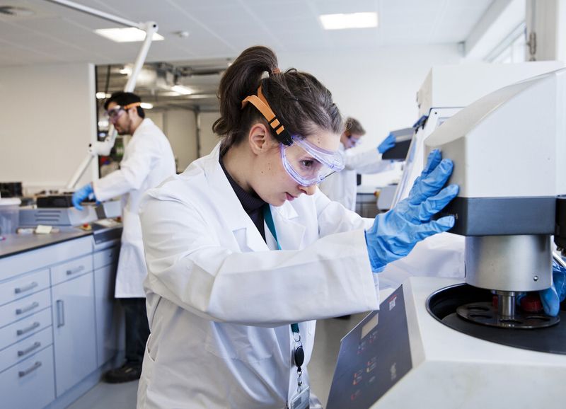 Eine Forscherin bei der Werkstoffanalyse im Labor des Prüfzentrums in Brande, Dänemark. (Bild: Siemens)