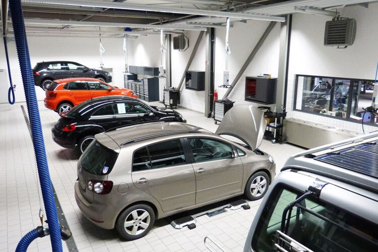 Er beherbergt auf einer Gesamtnutzfläche von rund 800 m² im Erdgeschoss eine hochmodern ausgestattete Tuning-Werkstatt mit sechs Arbeitsplätzen sowie eine eigene Lackiererei. (Foto: Wunschel)