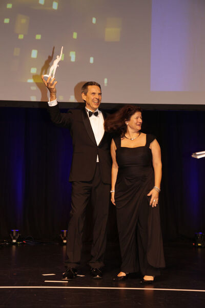 Dem  überraschten geschäftsführenden Gesellschafter Michael Koch und seiner Frau Christine wurde die Auszeichnung in festlichem Rahmen übergeben. (Boris Löffert, Oskar-Patzelt-Stiftung)