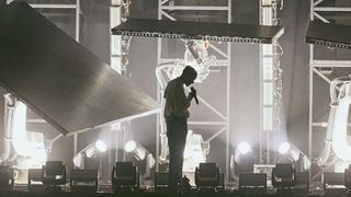 Fünf Roboter hängen von der Decke, fünf stehen am Boden und tanzen mit dem Sänger Stromae. (Bild: ©PHOTOS LYDIE BONHOMME / Mosaert)