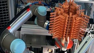 Feinguss Blank hat mit dem roboterunterstützten Wachskleben einen weiteren Baustein für die Smart Factory entwickelt, um das Gießen zu beschleunigen. Hier bräunlich die Wachsteile. (Bild: Feinguss Blank)