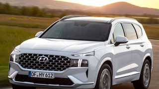 Der Hyundai Santa Fe hat sich mit der Überarbeitung deutlich verändert. (Bild: Hyundai)