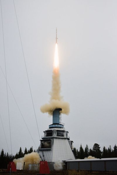 DLR-Höhenforschungsrakete Mapheus-17 verlässt den Startturm: Um die Rakete in eine Höhe von fast 300 Kilometern zu bringen, kamen für den Antrieb zwei Raketenmotoren zum Einsatz: eine Red Kite als untere Stufe und eine Improved Malemute als obere Stufe.  (Bild: DLR)