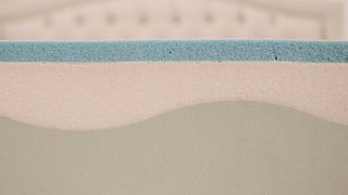 Laut dem aktuellen Europur-Bericht (Europäischer Verband der Hersteller von Polyurethan-Weichschaumblöcken) werden allein in Europa jedes Jahr etwa 40 Millionen Matratzen entsorgt, von denen die meisten auf der Mülldeponie landen.  (gemeinfrei)