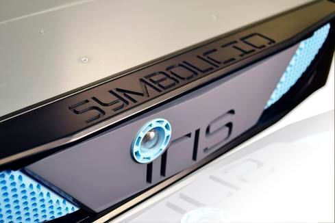 Das charakteristische Merkmal der IRIS-Appliance ist der blaue Optiksensor an der Frontplatte. (Symbolic IO)