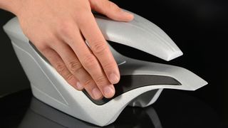 Schaltflächen lösen schon bei bloßer Annäherung von Mensch oder Objekt Funktionen aus und geben gleichzeitig ein haptisches Feedback bei Betätigung. (Bild: Fraunhofer ISC)