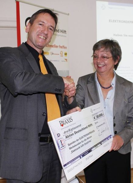 Bild: Johann Wiesböck überreicht die Spende an Aktion Deutschland Hilft (Michael Bialdyga)